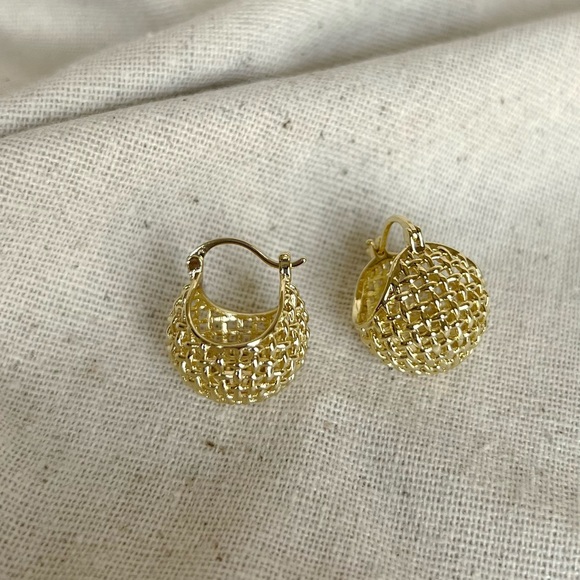 LAST 1🔥 Basketweave Huggie Earrings | 14K Gold Plated | Dainty Waterproof Jewelr - Picture 7 of 13